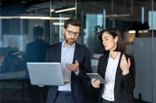 Foto: Zwei Personen in Besprechnung