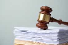 Foto: Richterhammer liegt auf Stapel Dokumente