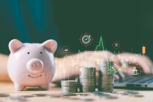 Foto: Sparschwein und Geldmünzen